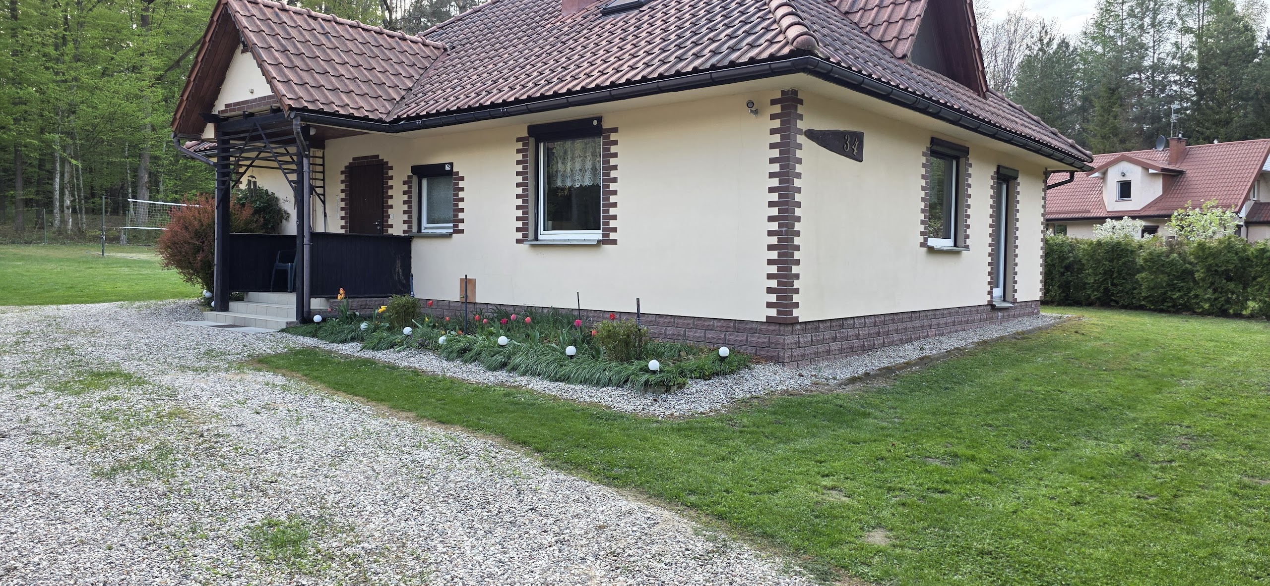 Domek – wejście główne z tulipanami
