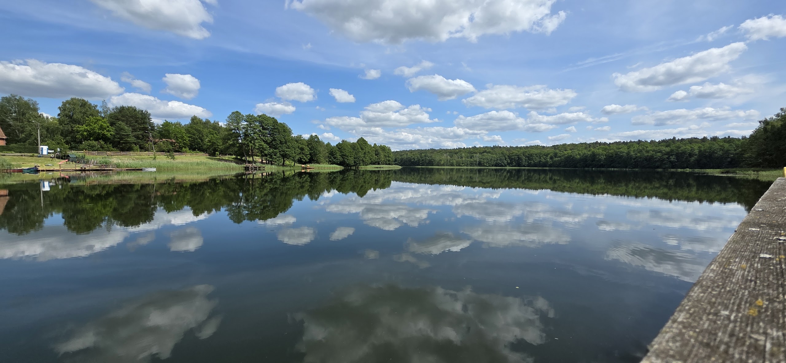 Jezioro mazurskie – panorama z odbiciami